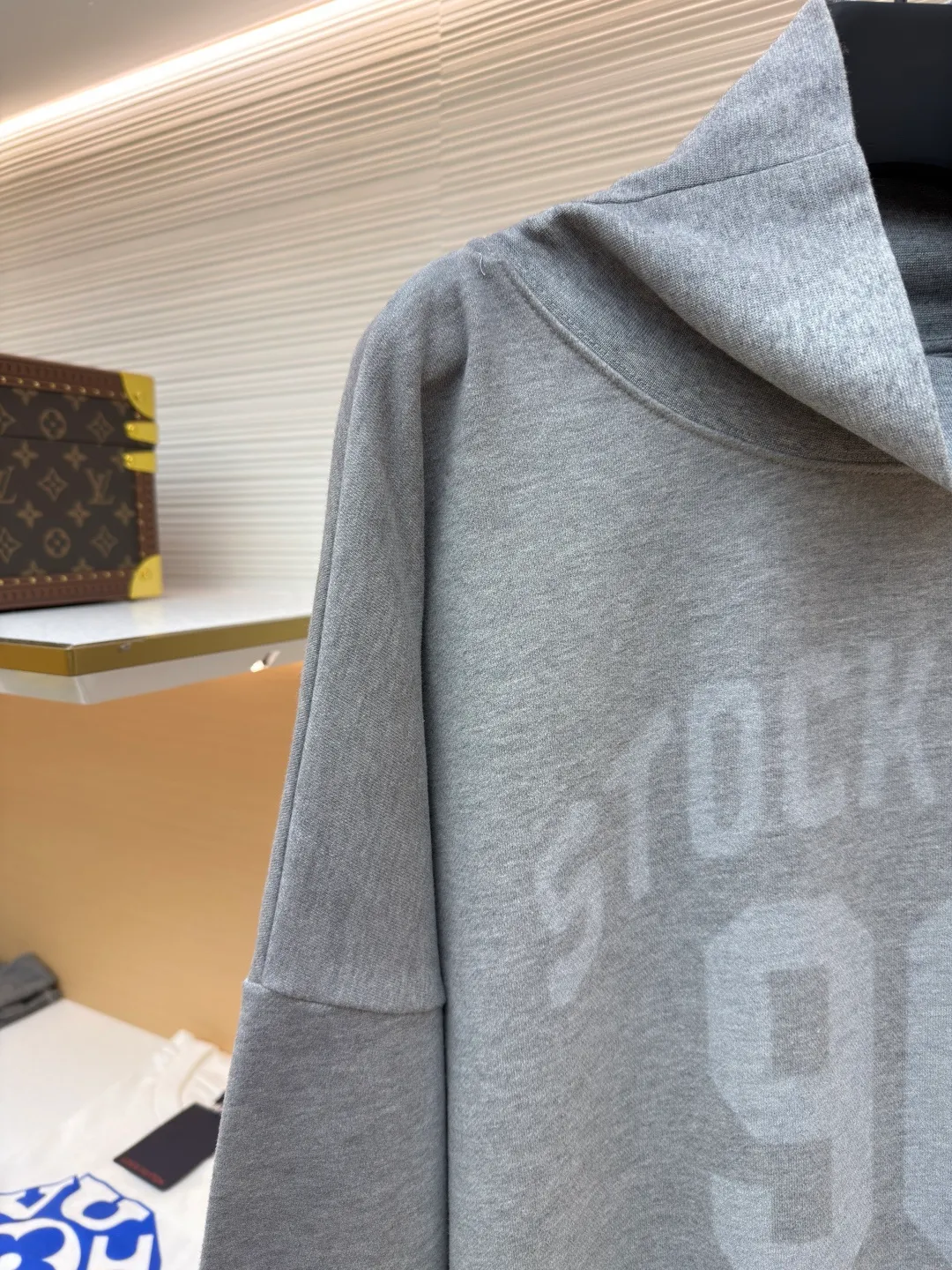 Acne Studios printed logo sweatshirt ●Original version: Purchased and developed for 4700 ●Item number: 1682167-A80 ●Fabric: Floral soft velvet nylon fabric ●Technology: Imported machine foam printing ●Color: Gray ●Version: Loose version ●Weight: about 610 grams ●Size: Shown in a subtle and restrained manner, it is embellished with the college-style seasonal logo pattern, and uses simple and tense lines to outline the personality logo. The hidden luxury beauty of sweatpants carved with Maliu craftsmanship. From rich to light, the color transition is natural and smooth, and the elegant style is like the precipitation of time. The suit attendance interprets the infinite possibilities of fashion from a unique perspective. Imported machine foam printing uses imported professional printing equipment to apply a special white slurry to the textile surface in a specific pattern through precise mechanical control. The foaming agent is thermally decomposed to produce gas, which expands the slurry to form a three-dimensional white foam pattern. Gradient special slurry spraying process sprays dyes of different colors on the surface of the fabric to achieve rich color changes in the clothes under different lights, increasing the visual layering. The fabrics have been carefully washed, have a better hand feel and texture, are not easy to deform, are not easy to shrink, are not easy to fade, and maintain long-term beauty. The overall wiring is straight and delicate, the fabric is comfortable and soft, and the color is consistent without color difference. It can be matched with the same style to create a fashionable look and control various occasions. Customized accessories, complete with three standards, same style for men and women!